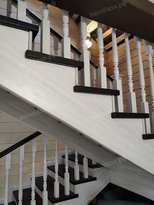 Полупрозрачное покрытие лестница из лиственницы 