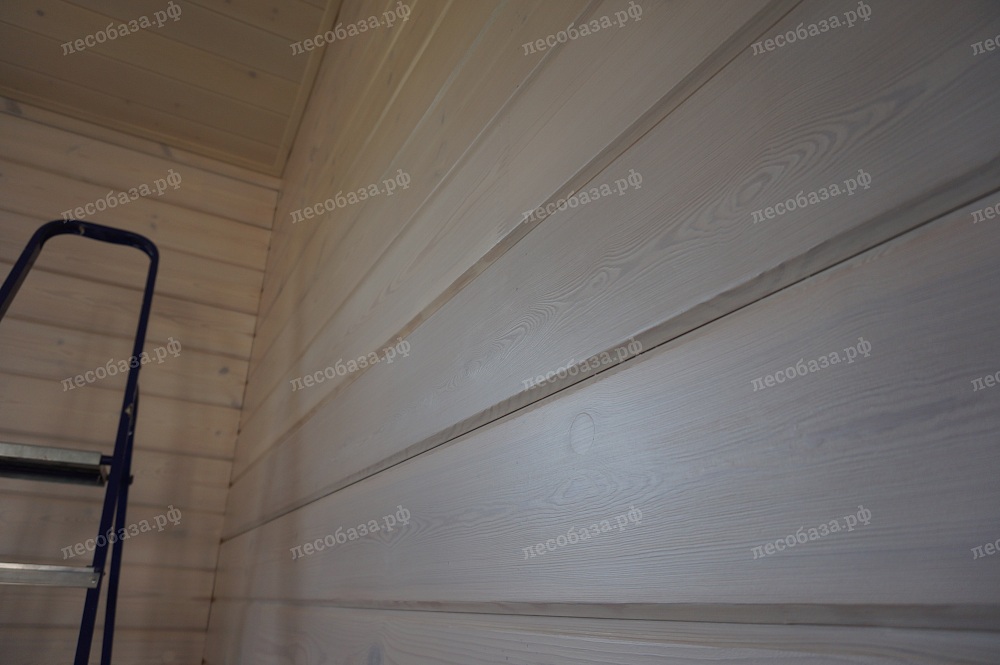 Легкое браширование стен. Стены покрашены Wohnraum Lasur масло с большим добавлением воска для создания декоративного слоя внутри помещения