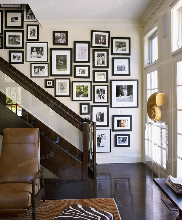 Стена вдоль лестницы-традиционное место для семейных фотографий