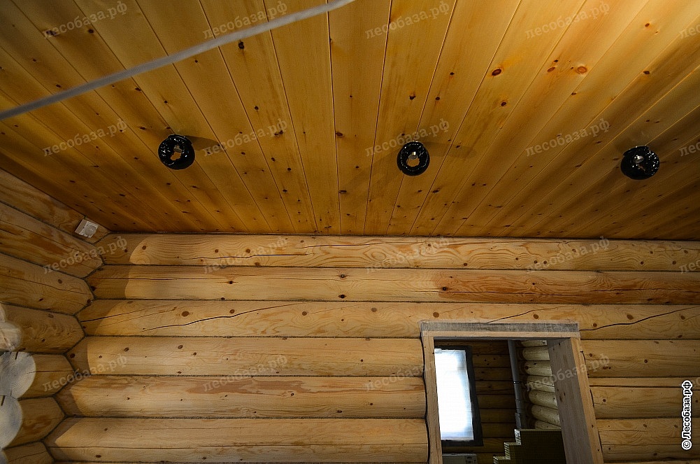 внутренняя отделка дома - потолок обработан бесцветным масловоском