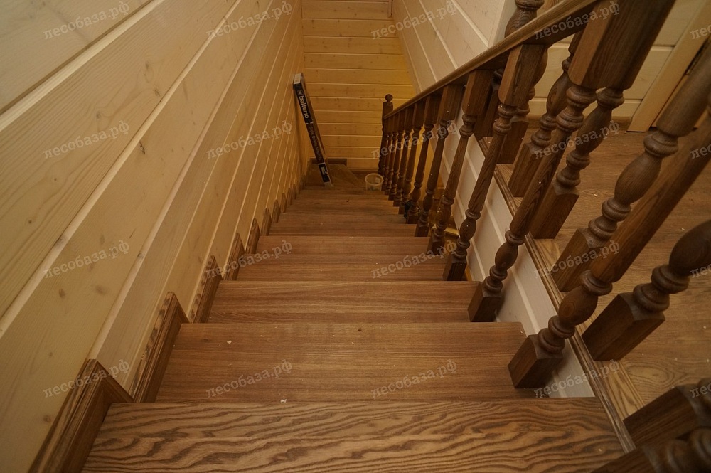 Полиуретановый лак с грунтом хорошо смотрится на деревянных лестницах.