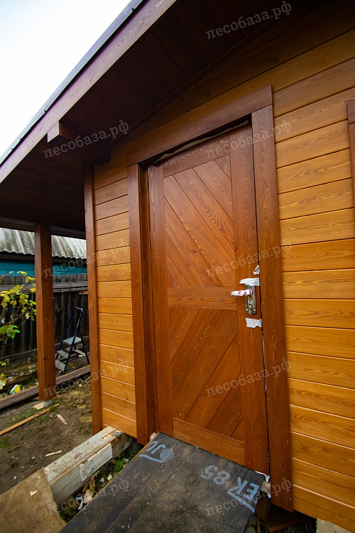 Дверь из лиственничного планкена