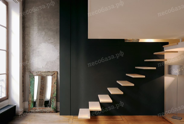Воздушная лестница контрастирует на темном фоне стены