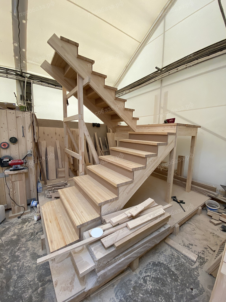 Изготовление деревянной лестницы в столярной мастерской компании Лесобаза.рф