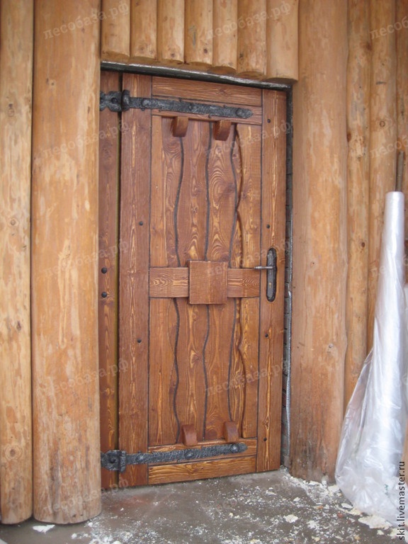 Двери для дома из бревна