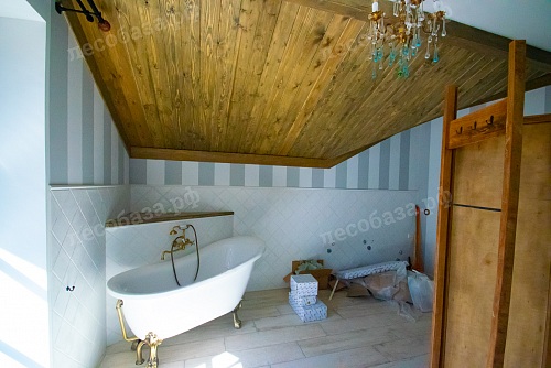 Потолок в ванной обшитый планкеном из лиственницы