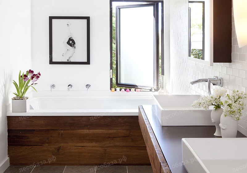 Стандартная задача "...чем закрыть пространство под ванной?..." решена очень эстетично деревянной доской