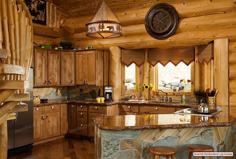 Прекрасная кухня в деревянном доме