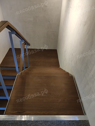 Деревянные ступени на металлической лестнице