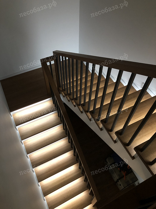 подсветка ступеней на лестнице из дуба