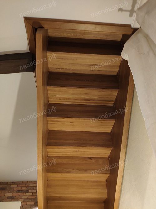 обратная сторона ступеней лестницы