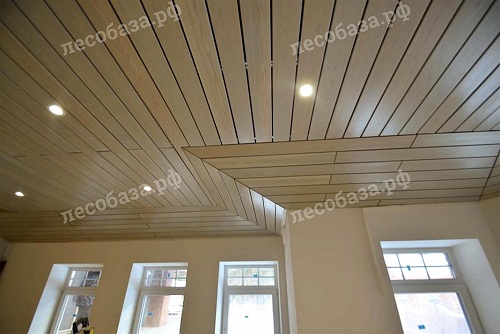 Фото 5. Обшивка планкеном потолка