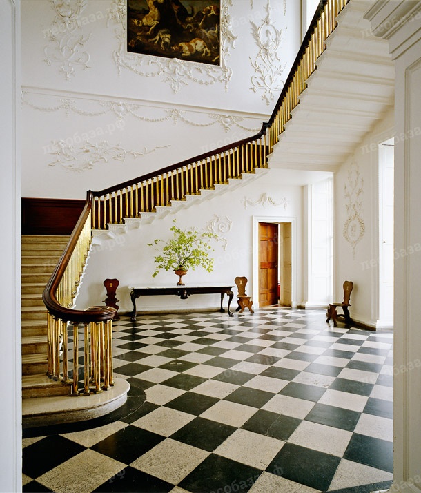 Палладианский особняк Castletown House -лестницу украшает богатый лепной декор