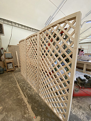 Столярка 197 — шпалеры, деревянная решетка с гнутоклееным радиусным обрамлением для устройства ограждения в сад или для беседки