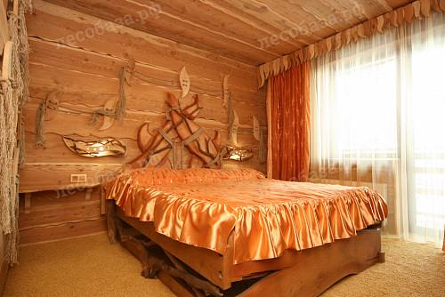 Деревянные фантазии в спальне. Из необрезной доски сделана также и двуспальная кровать