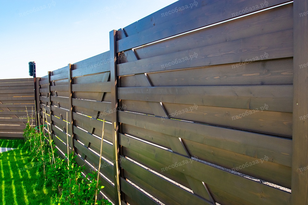Забор из планкена покрашенная в молярном цехе Лесобаза
