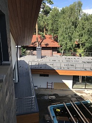 Стройка 195 — Москва — Комплекс работ по настилу террас из ДПК серого цвета вокруг дома, на балконе и на эксплуатируемой кровле