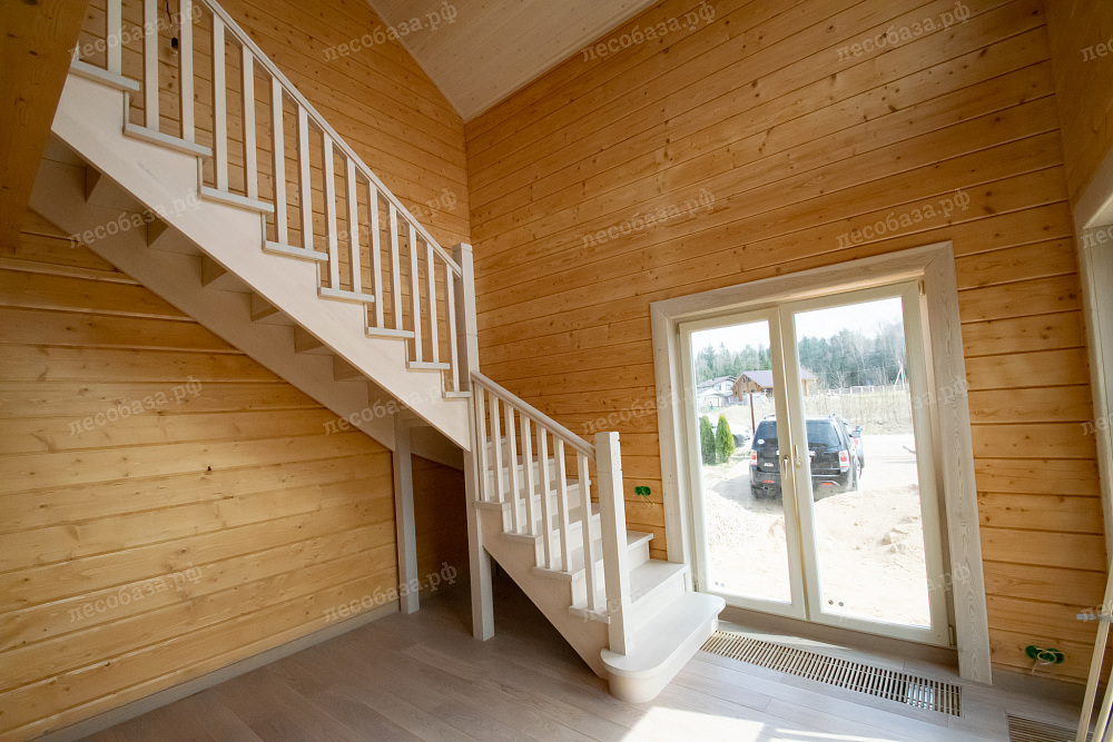 Межэтажная деревянная лестница