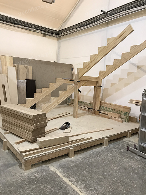 Изготовление деревянной лестницы в столярной мастерской компании Лесобаза.рф