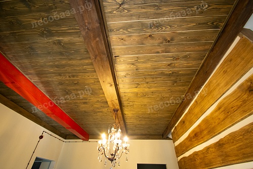 Потолок из лиственницы с фальшбалками