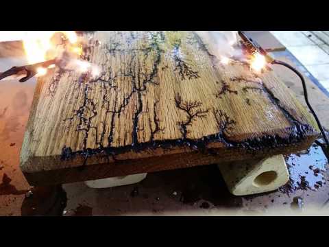 Молния на дереве! Как вам такой метод декорирования древесины?