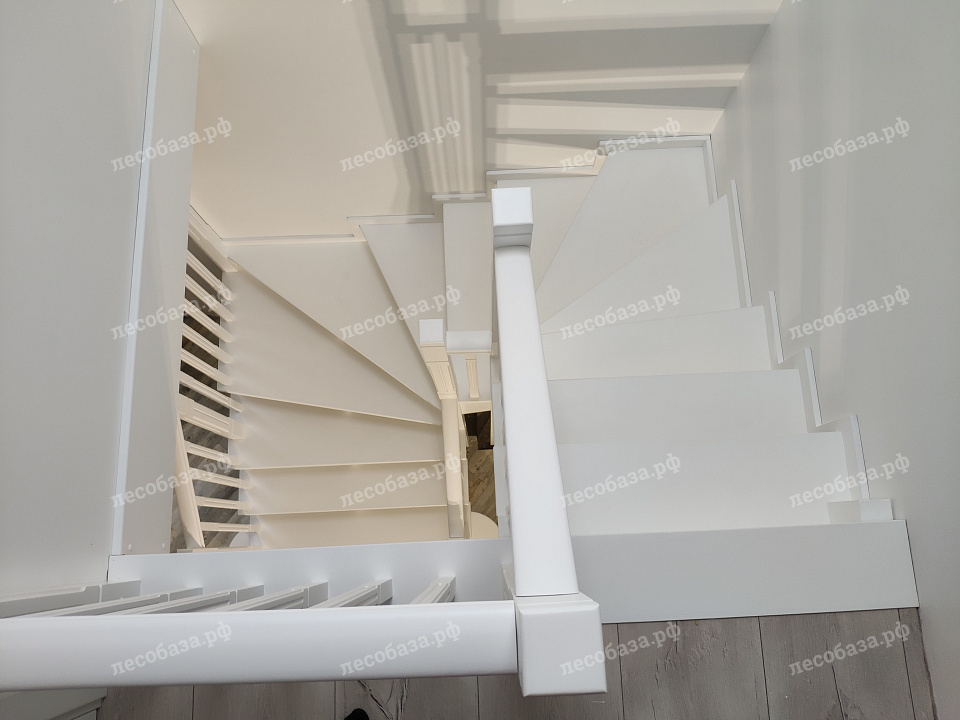 Объект 178 — "КП Нескучный сад" — Белая "невесомая" лестница из лиственницы с широкими ступенями без подступи