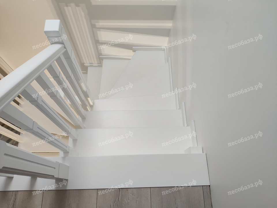 Объект 178 — "КП Нескучный сад" — Белая "невесомая" лестница из лиственницы с широкими ступенями без подступи