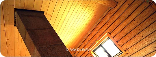 Вагонка штиль сосна 116 х 13 сорт А на потолке в рубленом доме